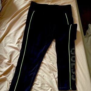 Size small Guess active leggings! Waist is a little big on me and never wore it.